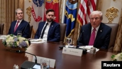 «Давайте подивимося, що буде. Якщо... я думаю, президент Путін хоче завершити війну. Я говорив з ним вчора протягом двох годин, обговорили багато деталей»