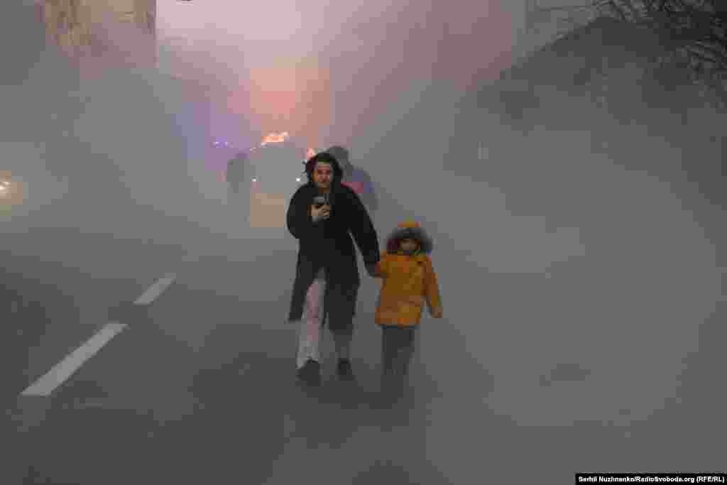 Киев авиачабуулга кабылганда баласын алып качып бараткан аял, 20-декабрь, 2024-жыл