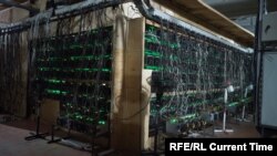 Криптовалюта өндүргөн майнинг-ферма. Иллюстрациялык сүрөт.