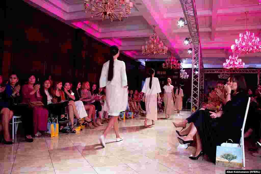 Ар бир кийим өзгөчө жана бир экземплярда даярдалган. Күнүмдүк ишке кийчү костюмдан тарта кечки кооз көйнөктөрдөн бери көрсөтүлдү.