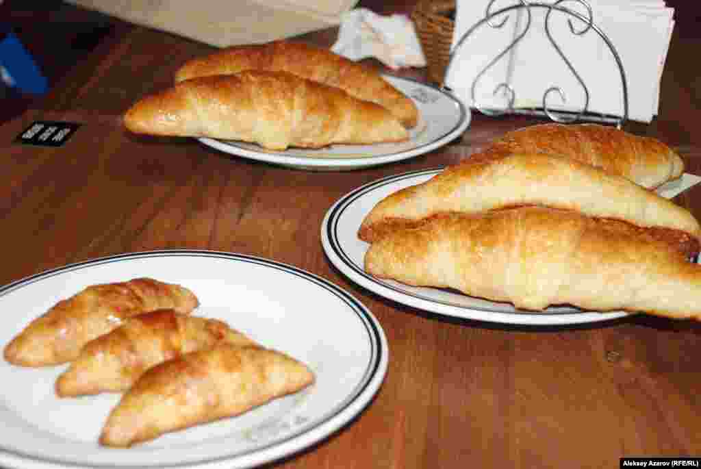 Несколько алматинских кафе французской кухни накормили народ французским завтраком, в том числе и круассанами выпечки кафе &laquo;Поль&raquo;.