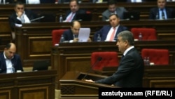 Премьер-министр Армении Карен Карапетян представляет программу правительства в парламенте. 20 октября 2016 г.