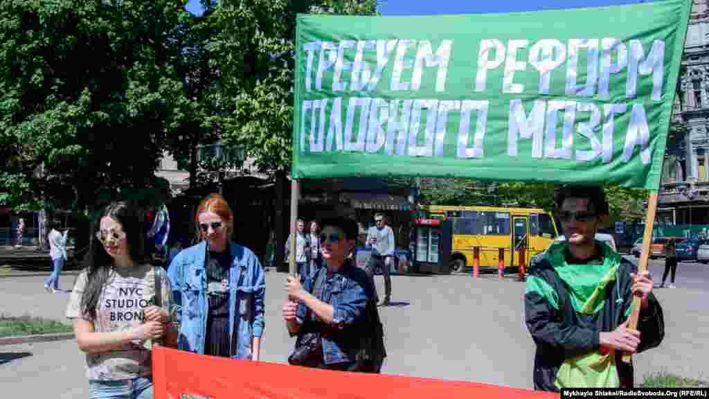 Без реформ у свідомості нічого не зробиш, говорять активісти. &laquo;Монстрація&raquo; стартувала від напівзруйного будинку Русова на Соборній площі