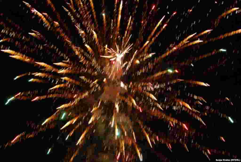 Ошто Жаңы жылды тосуу үчүн 2,3 миллион сомдук фейерверктер атылды.&nbsp;