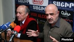 Գրող Մերուժան Տեր-Գուլանյանը և ռեժիսոր Ռուբեն Բաբայանը քննարկում են սահմանադրական փոփոխությունների նախագիծը: 10-ը նոյեմբերի 2015թ․