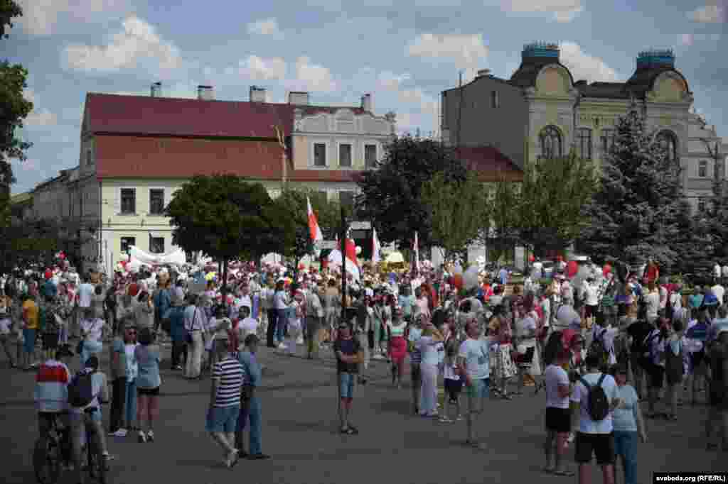 Демонстранти також скандували: &laquo;Живє Бєларусь!&raquo;, &laquo;Йди!&raquo;, &laquo;Віримо, можемо, переможемо!&raquo;