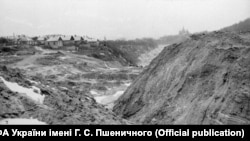 Бабин Яр у місці, де прорвало дамбу. На горизонті видніється Кирилівська церква. Фото ЦДКФФА імені Г.С. Пшеничного