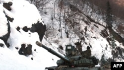 В прошлом приходилось использовать армию за рубежом в отсутствии законодательной базы: российские танки в Южной Осетии