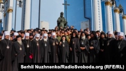 На передньому плані Вселенський патріарх Варфоломій (посередині) разом з ієрархами Православної церкви України (ПЦУ). Київ, 21 серпня 2021 року