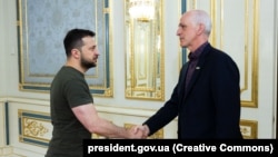 ABŞ-nyň Wekiller öýüniň agzasy Adam Smit (sagda) Kiýewde ukrain prezidenti Wolodymyr Zelenski bilen duşuşýar. 23-nji iýul, 2022 ý. 
