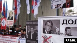 Мітинг прихильників проросійської більшості у кримському парламенті вимагає імпічменту Президента В. Ющенка.