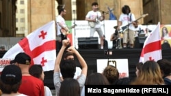 Сегодняшняя волна протеста, как и любая другая, захлестывающая Тбилиси, имеет свою музыкальную тональность