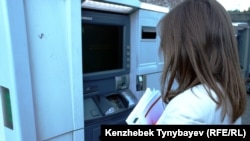 Женщина у банкомата. Алматы, 21 июня 2013 года.   