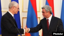 Armenia - President Serzh Sarkisian (R) and European Union President Herman Van Rompuy shake hands at a joint news conference in Yerevan, 4Jul2012.