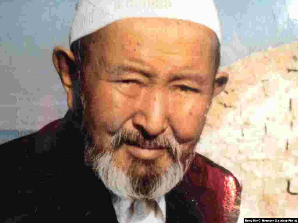 Рахманкул Хан, лидер афганских кыргызов, родился в Мургабе (теперь это Таджикистан) в 1913 году. В 1930-х годах он был посажен в тюрьму, его скот был конфискован, его и его отца, местного старейшину, пытались отравить. Он бежал в Китай, откуда в 1949 году сбежал в Афганистан, где позже становится лидером памирских кыргызов, чтобы представлять их интересы в Кабуле.