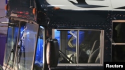 Сліди від куль на автобусі, що перевозив американських вояків