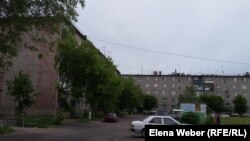 В поселке Шахан 117 многоэтажных жилых домов, которые отапливаются по-разному: самодельными печками-буржуйками, электрокотлами, установленными в квартирах, и большими автономными отопительными котлами, установленными прямо в подвале дома либо же возле дома. Поселок Шахан Карагандинской области, июнь 2017 года. 