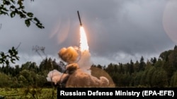 Запуск ракеты с оперативно-тактического комплекса «Искандер» во время учений, Россия, 2017 год. В 2022-23 годах Россия запускает по Украине ракеты с комплексов «Искандер». Комплексы развернуты и в Беларуси