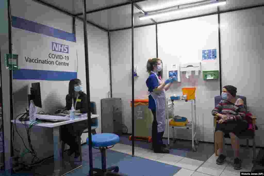 Жінці зробили першу з двох щеплень вакцини Pfizer/BioNTech проти COVID-19 у лікарні Гая в Лондоні, Велика Британія, 8 грудня 2020 року