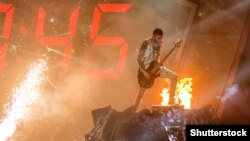 Один із музикантів рок-гурту О.Тorvald під час виступу з піснею Time у фіналі національного конкурсу, який представлятиме Україну на «Євробаченні-2017». Київ, 26 лютого 2017 року