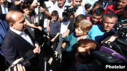 Վարչապետ Հովիկ Աբրահամյանը զրուցում է գառնեցիների հետ: 21-ը մայիսի, 2016 թ․