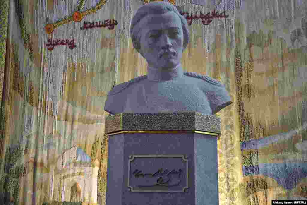 В наше время высказываются различные предположения об обстоятельствах смерти Чокана Валиханова, противоречащие официальной позиции о том, что он умер от туберкулеза. Полковник КНБ в отставке Болат Кыстаубаев в своей книге &laquo;Тайна Чокана Валиханова&raquo; рассматривает версию, что Чокан умер не от болезни, а был устранен агентами царских спецслужб. Он&nbsp;считает это вполне вероятным, так как Валиханов был носителем государственной тайны об операциях внешней разведки в Китае. Исполнителей же было найти несложно, так как у Валиханова было немало врагов и среди царских чиновников, и среди казахской аристократии, и среди противоборствующих между собой его родственников. Краевед из Алматы Андрей Михайлов тоже сомневается в официальной версии смерти Чокана Валиханова. Он предположил, что смерть в 1865 году была инсценировкой, прикрытием новой разведывательной миссии. Однако большинство историков придерживается официальной версии.&nbsp;