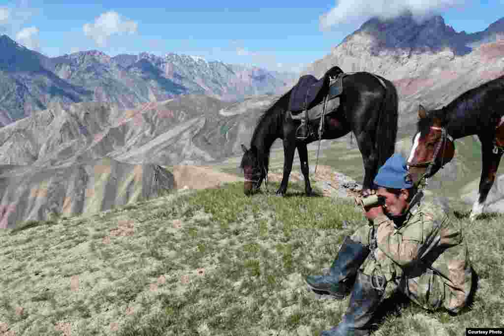 Сүрөт Сарычат-Ээрташ коругунда 2014-жылы тартылган. Сүрөттөгү 22 жаштагы Саламат Бактыбек уулу&nbsp;эң жаш корукчу. Ат үстүндө жайы-кышы, күндөп-түндөп узак жол жүрүп, тоодо ачык асман астында түнөп, жаратылышты мыйзамсыз аңчылардан коргоп келет. Сүрөттө ал жапайы кийиктерге байкоо жүргүзүп жаткан учур. Алардын талыкпай иштөөсүнүн натыйжасында корукта аркардын саны учурда эки жарым миңге жетип, илбирстин саны 20га чукулдады. Сүрөттү тарткан Жумабай уулу Кубанычбек