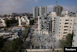 Иранның әуе шабуылынан қираған көпқабатты тұрғын үйдің орнында жүрген құтқарушылар. Беэр-Шеве, Израиль, 24 маусым, 2025 жыл.