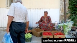 Köçede gök-bakça önümlerini satýan zenan.