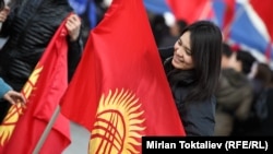 Туу көтөргөн кыз. Бишкек