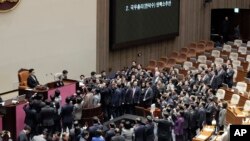 Хан Док Суга импичмент жарыялоону караган жыйын. Сеул, 27-декабрь 2024-жыл