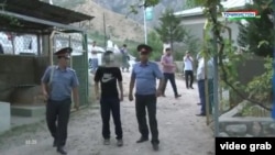 Кадр из телесюжета государственного ТВ Таджикистана о двойном убийстве в зоне отдыха "Нилан"