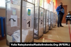 Під час голосування на одній з виборчих українських дільниць, 25 жовтня 2020 року