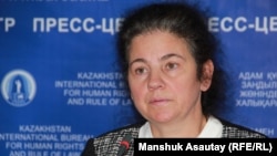 Правозащитница Елена Семёнова, в дом которой в Павлодаре неизвестные метнули «коктейли Молотова», на пресс-конференции в Алматы. 10 октября 2018 года.