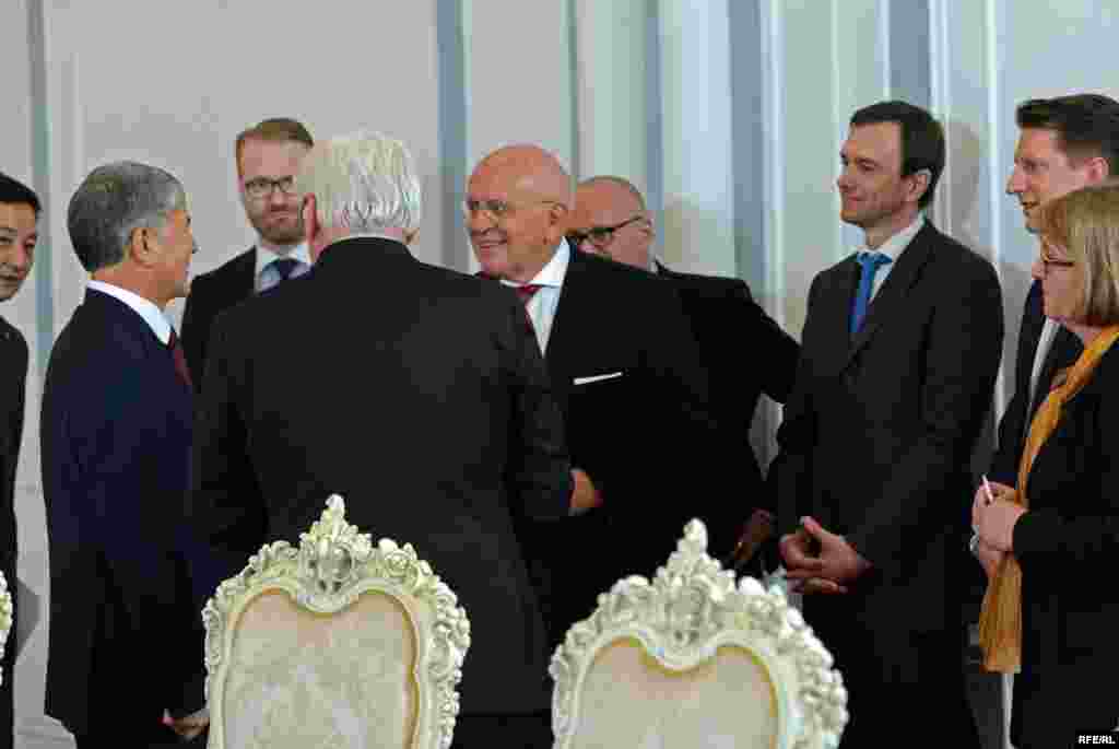 Мындан тышкары Кыргызстанда 2002-жылдан бери иштеп жаткан ЕККУнун академиясына колдоо көрсөтүп жатканы үчүн кыргыз өкмөтүнө ыраазычылык билдирди.&nbsp;