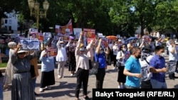 Орхан Инандынын тарапташтарынын митинги.