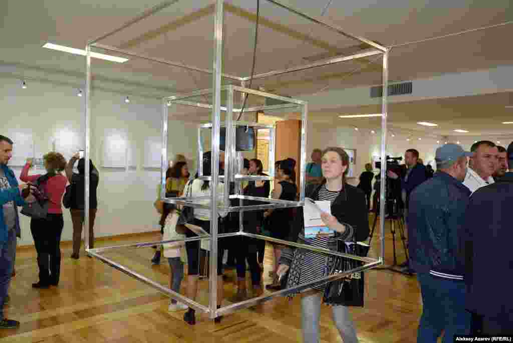 &laquo;Куб&raquo; &ndash; совместная инсталляция Вагифа и Наргис Рахмановых. Это кубической формы металлический каркас, подвешенный к потолку. Внутри &ndash; куб поменьше. В нем &ndash; еще более маленький куб. Внутри последнего &ndash; плеер, из которого раздается музыка французского композитора Яниса Ксанакиса, создателя стохастической музыки (разновидность электронной музыки). Если у Ксанакиса музыка взаимодействует с математикой, то в инсталляции Рахмановых музыка взаимодействует с геометрией.