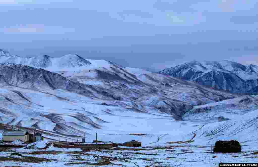 Тоо коюнундагы Ак-Шыйрак айылы. Ысык-Көл.&nbsp;