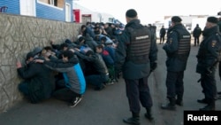 Орусия -- Бирюлево районунда кармалган мигранттар, Москва, 14-октябрь, 2013. 