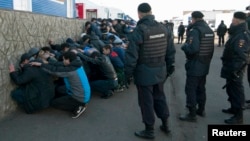 Мигрант жумушчуларды текшерип жаткан полиция. Москва, 14-октябрь, 2013-жыл. 