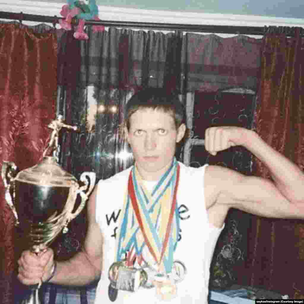 Усик с несколькими из своих первых боксерских медалей.Спортсмен рассказывает, что в детстве обещал матери, что однажды купит большой дом для семьи. «Мамочка, а сделаю всё, что в моих силах, чтобы тебе больше не пришлось работать», — сказал он ей