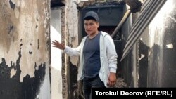 Житель села Максат показывает разрушенный дом. 3 мая 2021 года.