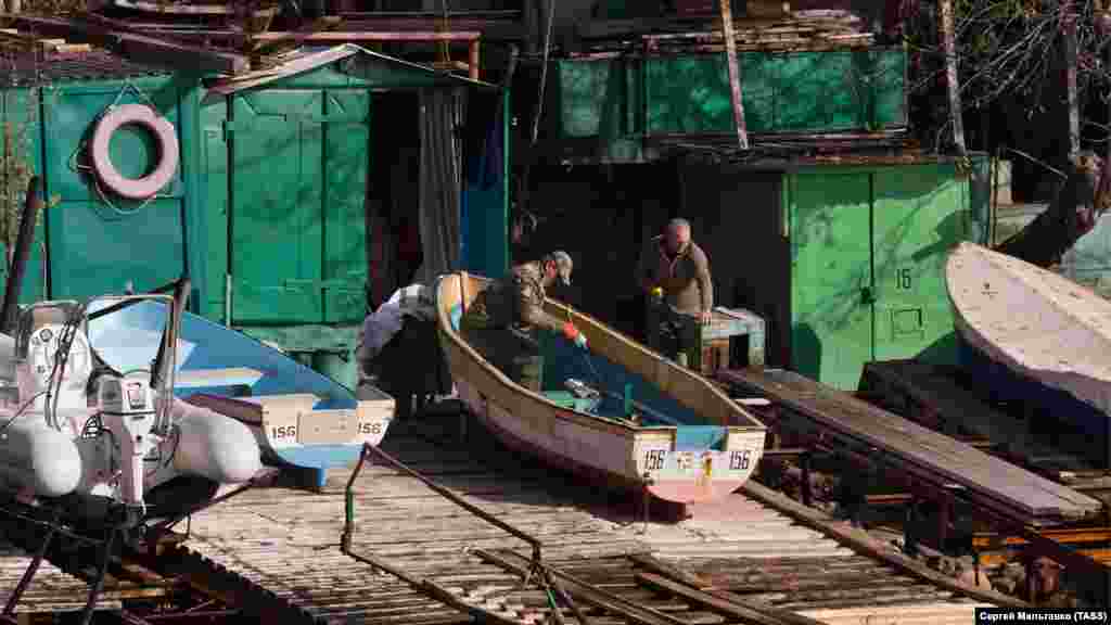 Або підготувати човен до подорожі зимовим морем