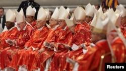 Кардинали на месі, яка відправляється з нагоди обрання нового папи, у базиліці Святого Петра у Ватикані, 7 травня 2025 року