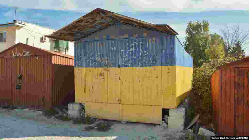 Схожий гараж стоїть і в селі Сахарна Головка. До 2014 року цей синьо-жовтий гараж стояв на імпровізованому &laquo;центральному майдані&raquo;. Після анексії Криму він став &laquo;заважати&raquo; російській владі Криму &ndash; господар був змушений його прибрати вглиб місцевого гаражного кооперативу, однак перефарбовувати не став