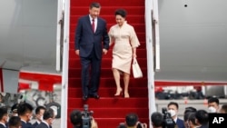 Չինաստանի ղեկավար Սի Ծինպինը տիկնոջ՝ Պեն Լիուանի հետ ժամանել է «Մեծ քսանի» գագաթնաժողովին, Բալի, 13-ը նոյեմբերի, 2022թ. 