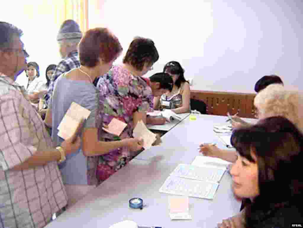 БШК жана областтык шайлоо комиссиялары укук бузуулар болгон жок деген гана бир жоопту берип жатышат. - Kyrgyzstan - Day of presidential elections in Kyrgyzstan. 23July2009