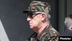 Армения - Директор Службы национальной безопасности Армении Горик Акопян следит за ходом военных учений ОДКБ, полигон «Маршал Баграмян», 19 сентября 2012 г.