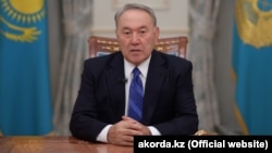 Назарбаев жылдык кайрылуусун окуп жаткан учур. 