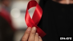 Красная лента — символическая лента борьбы с ВИЧ/СПИДом